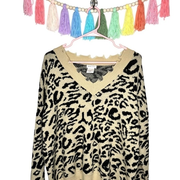 Main Strip Leopard Cheetah Distressed Fringe V-Neck Knitted Sweater Size Medium - Picture 5 of 13